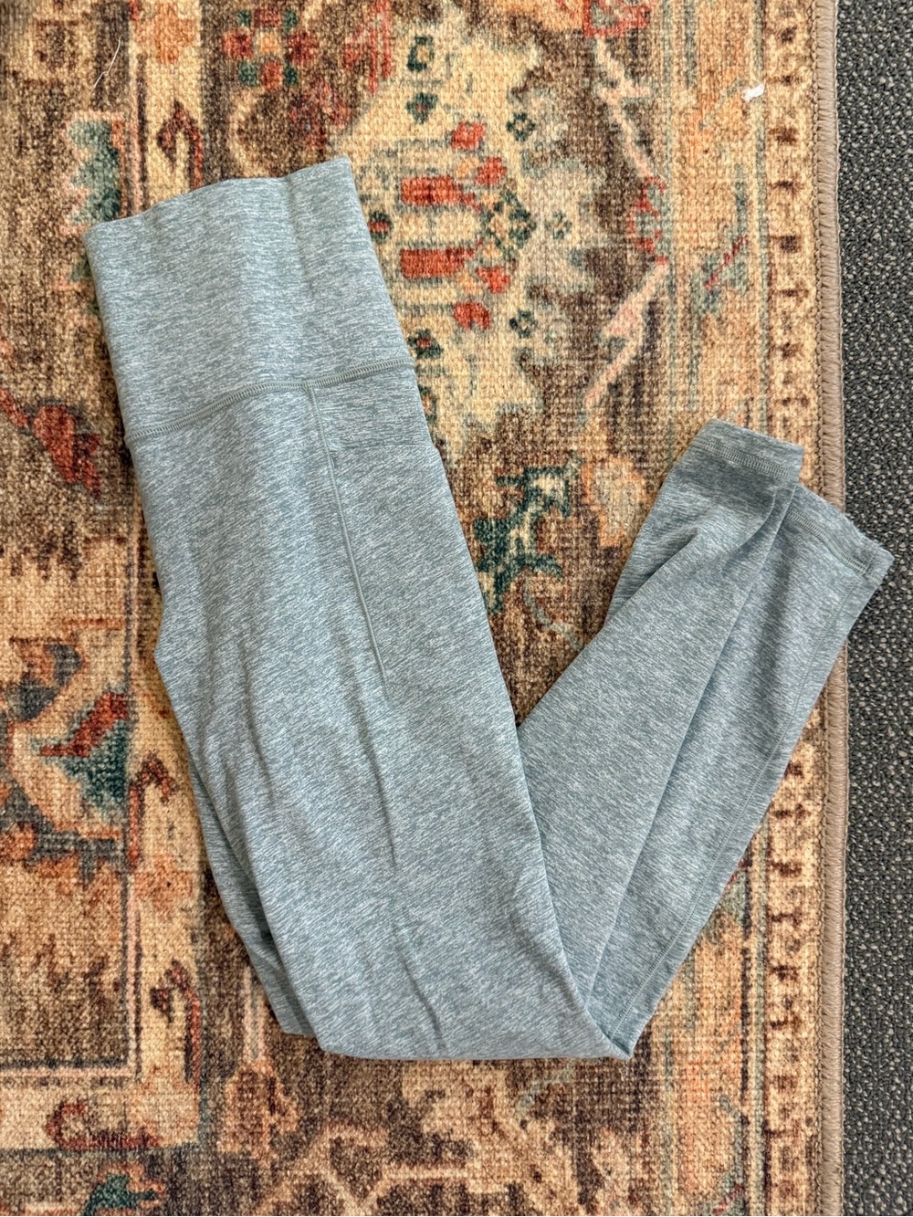 Women’s gray leggings with pockets